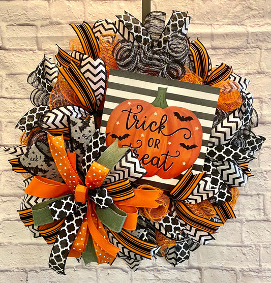 Halloween Trick or Treat Wreath for Door, Halloween Wreath for Front Door, Halloween Bat Wreath for Front Door, Halloween Pumpkin Wreath