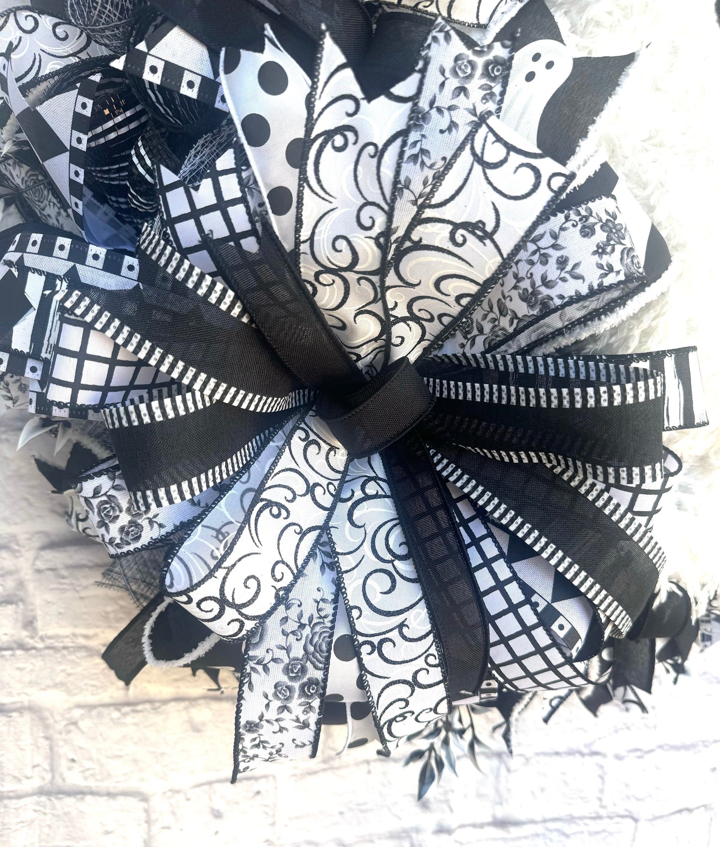Halloween Ghost Wreath, Spooky Black and White Halloween Decor, Halloween Ghost Door Hanger, Halloween Ghost Porch Decor, Ghost Decoration