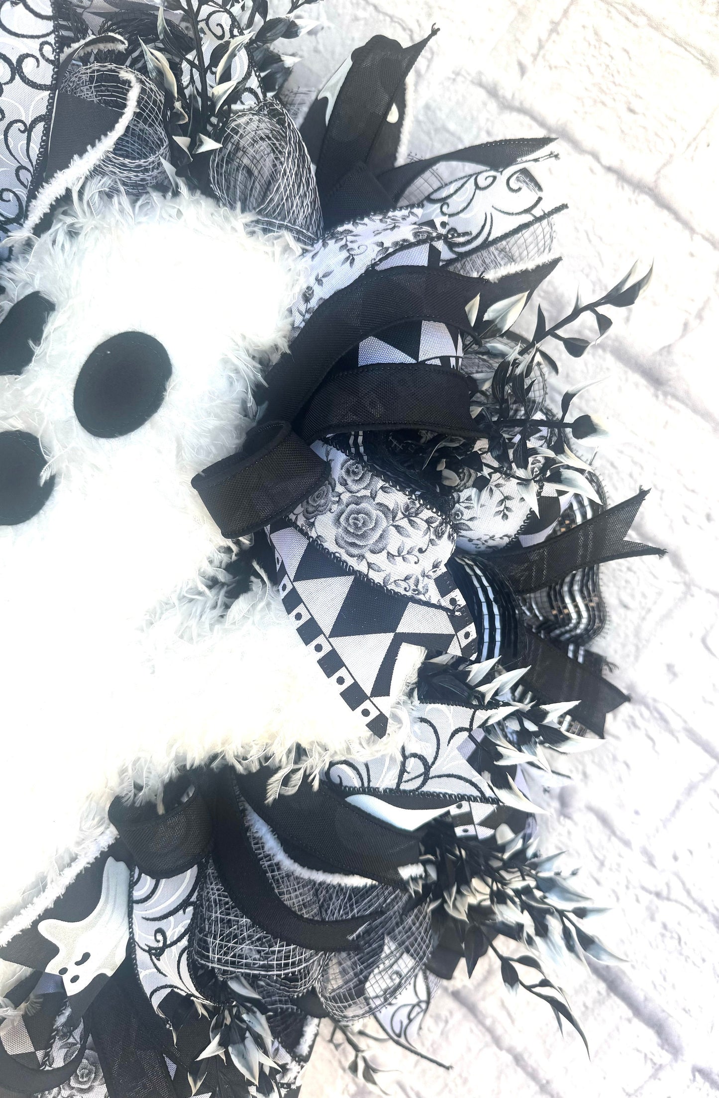 Halloween Ghost Wreath, Spooky Black and White Halloween Decor, Halloween Ghost Door Hanger, Halloween Ghost Porch Decor, Ghost Decoration