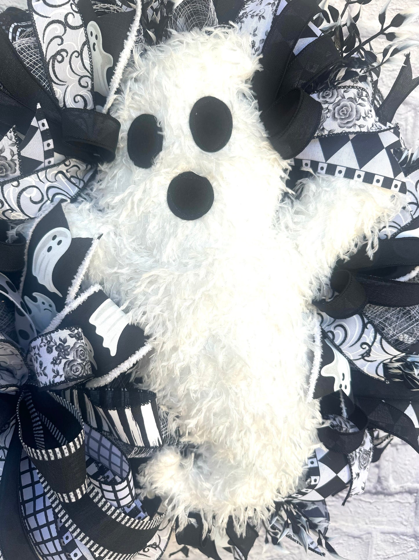 Halloween Ghost Wreath, Spooky Black and White Halloween Decor, Halloween Ghost Door Hanger, Halloween Ghost Porch Decor, Ghost Decoration