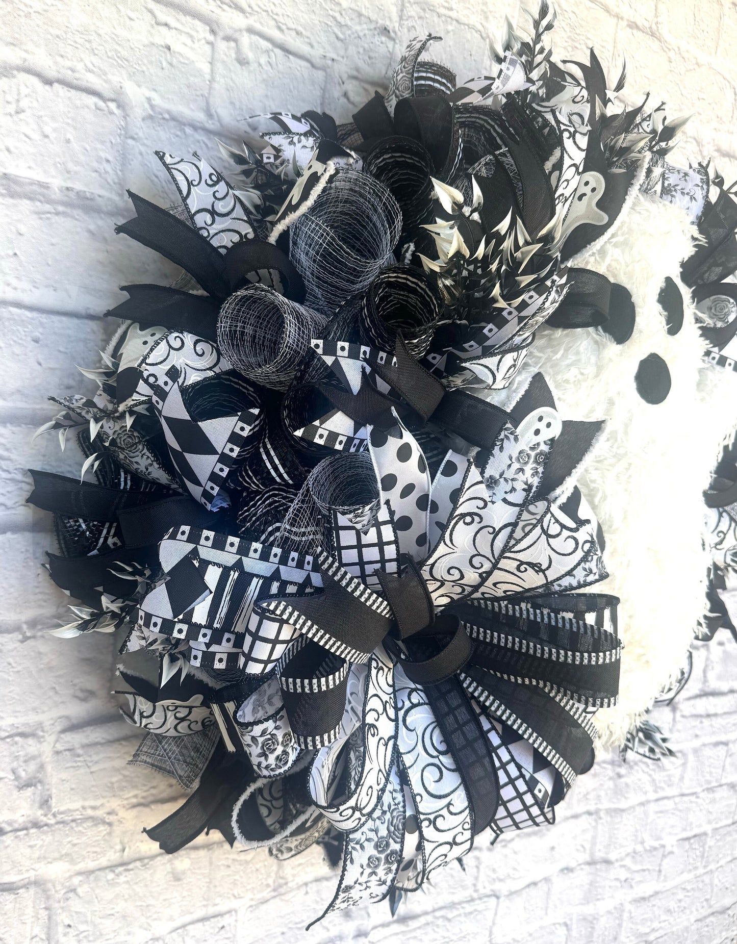 Halloween Ghost Wreath, Spooky Black and White Halloween Decor, Halloween Ghost Door Hanger, Halloween Ghost Porch Decor, Ghost Decoration