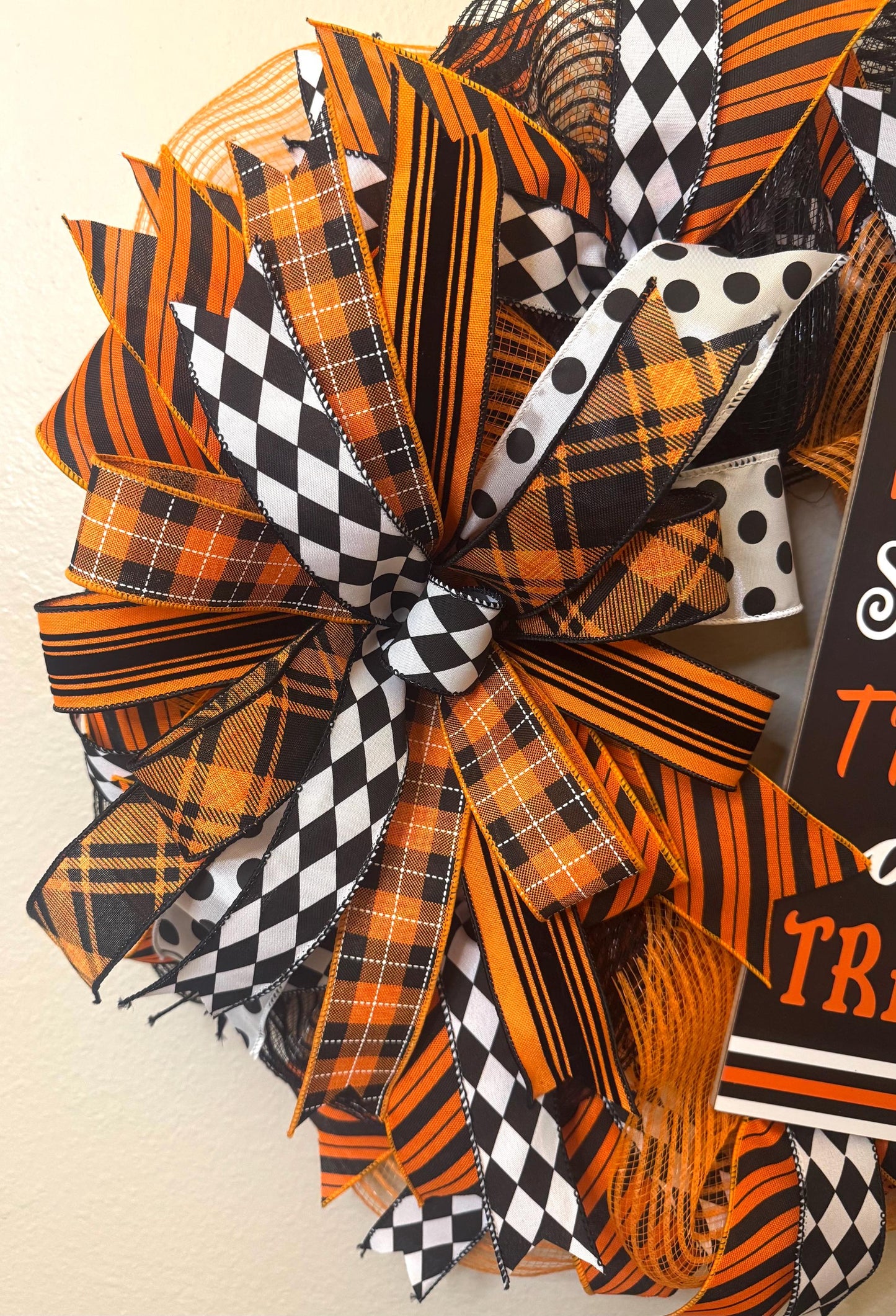 Halloween Pumpkin Wreath, Halloween Trick or Treat Wreath, Halloween Trick or Treat Door Decor, Halloween Pumpkin Door Hanger