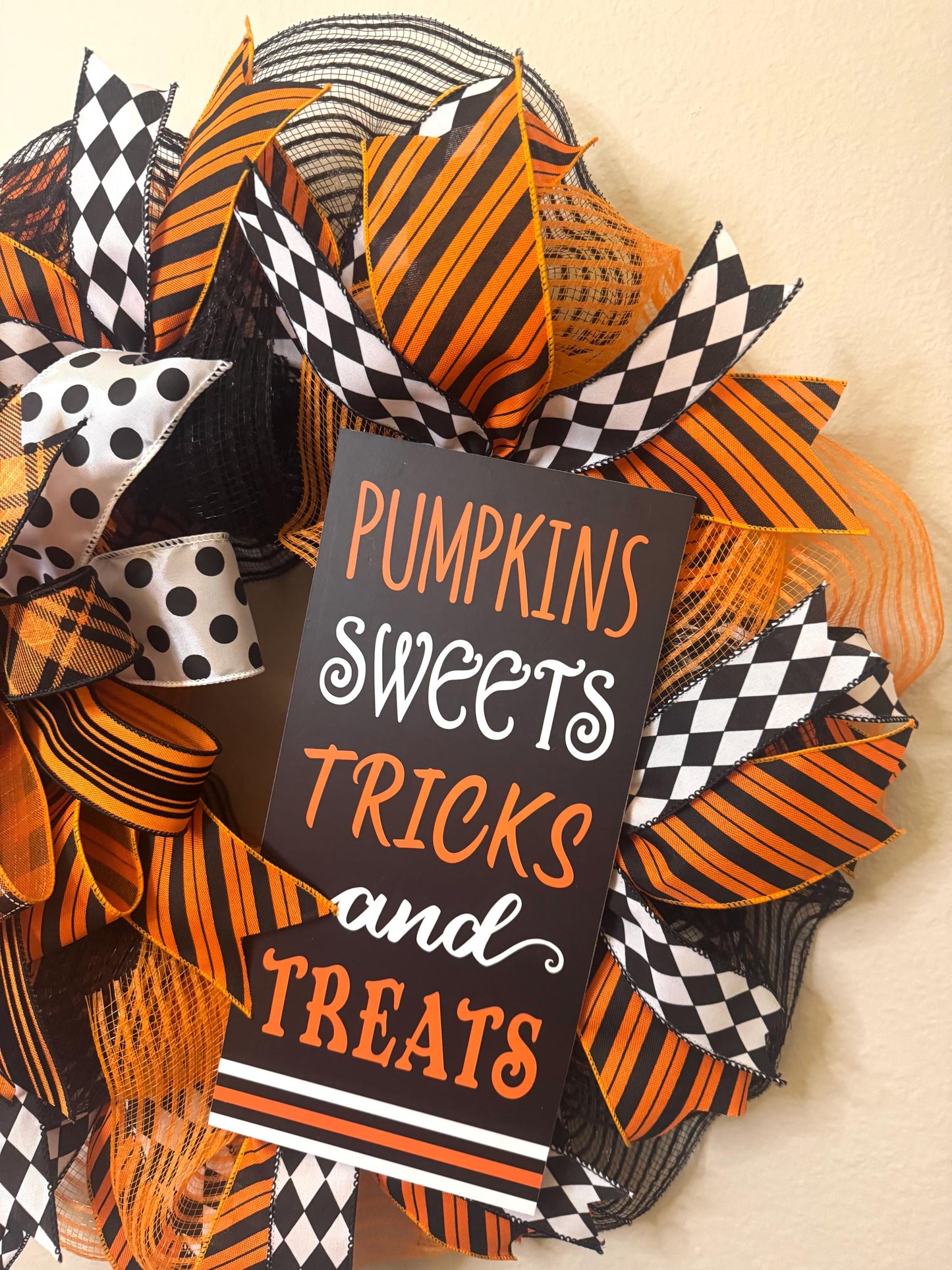 Halloween Pumpkin Wreath, Halloween Trick or Treat Wreath, Halloween Trick or Treat Door Decor, Halloween Pumpkin Door Hanger